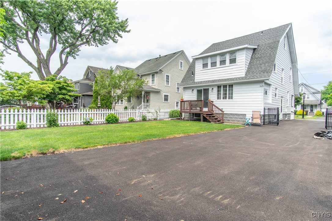 425 Brattle Road Syracuse, NY 13203 - Photo 4 of 46