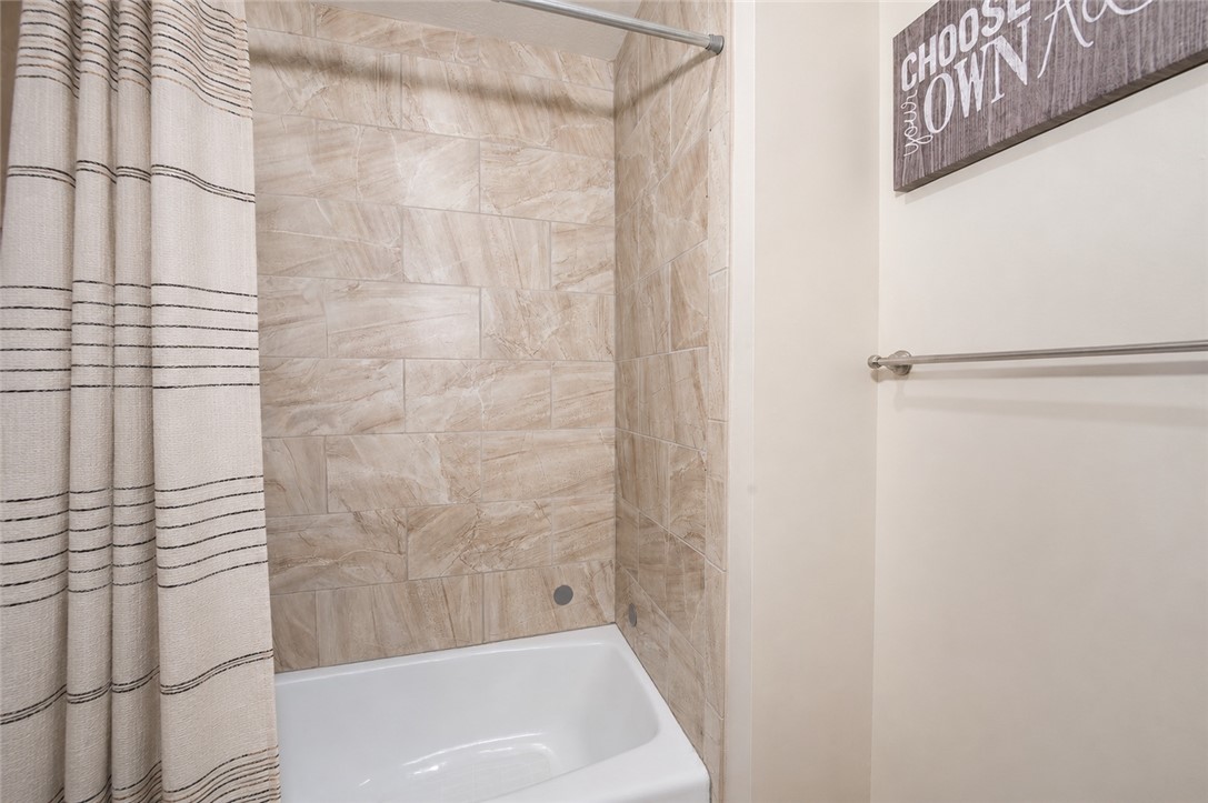 2302 Quail Run College Station, TX 77845 - Photo 18 of 49 a bathroom with a bathtub