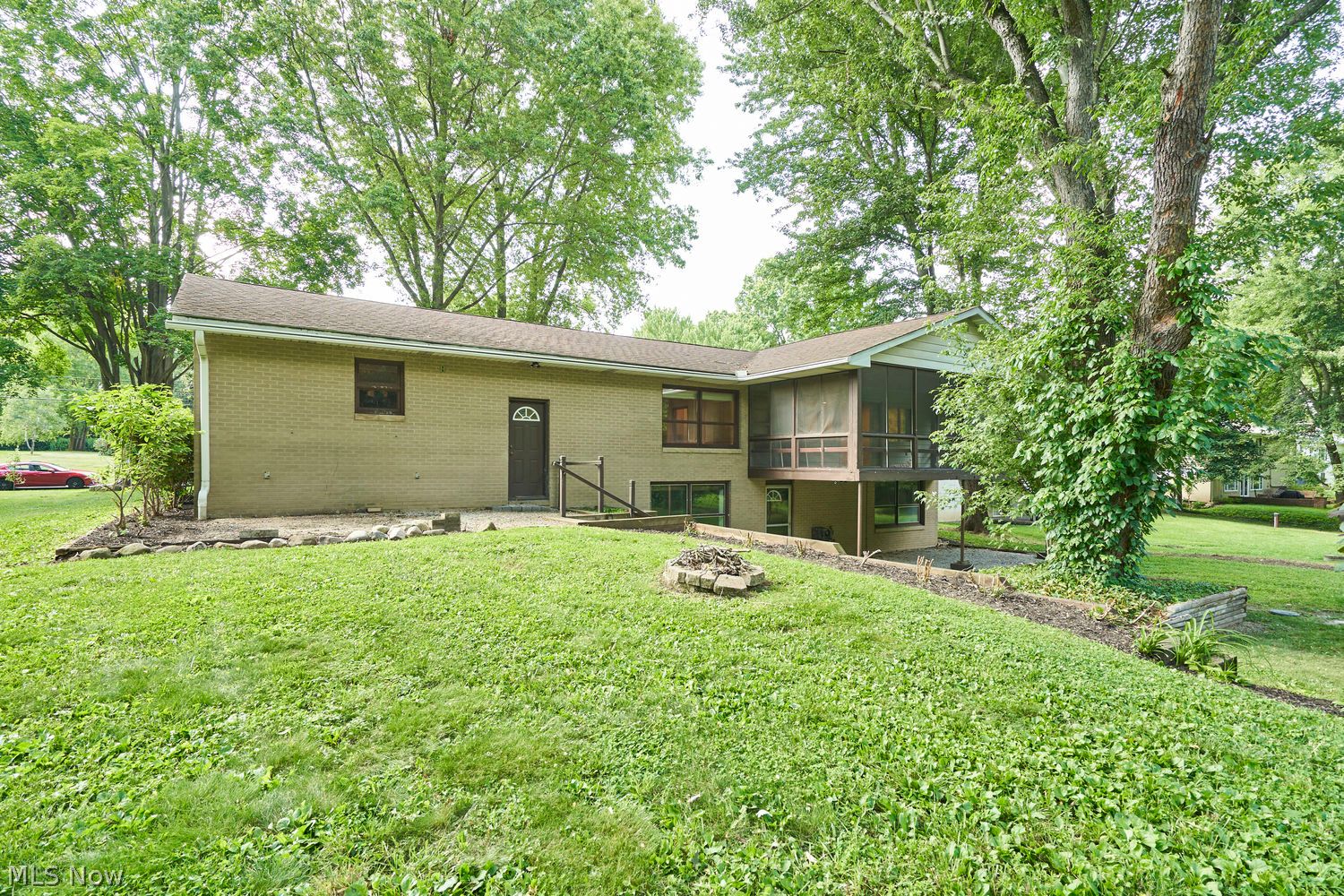 1097 Oak Tree Road Akron, OH 44320 - Photo 3 of 24