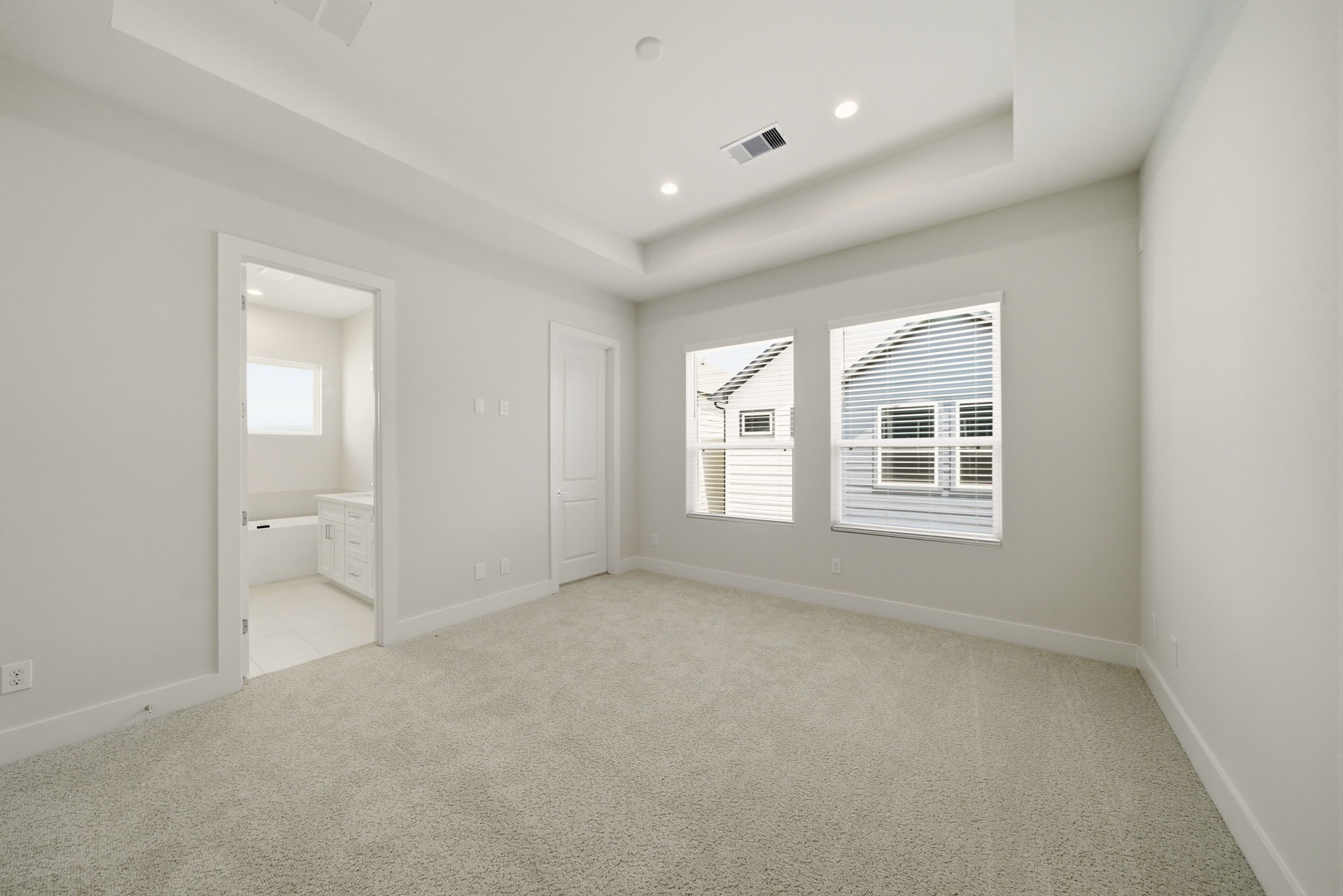1398 Cedar Post Lane Houston, TX 77080 - Photo 17 of 33 an empty room with windows and closet