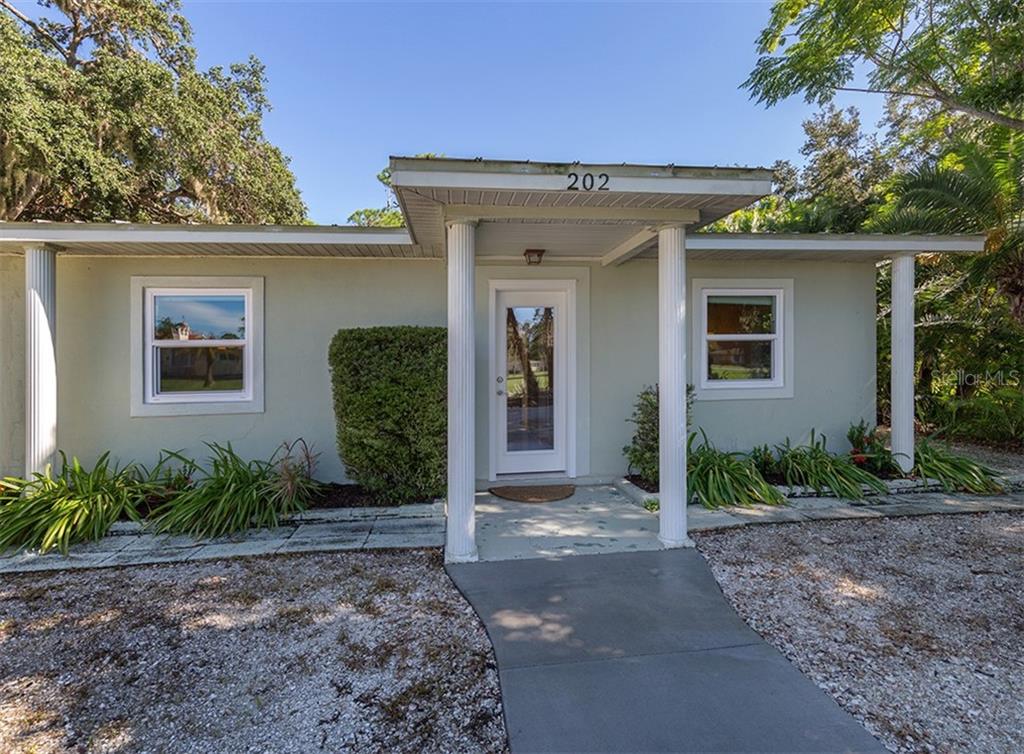 Welcome to your new home! Only 1 mile to Nokomis beach and minutes to quaint downtown Venice.