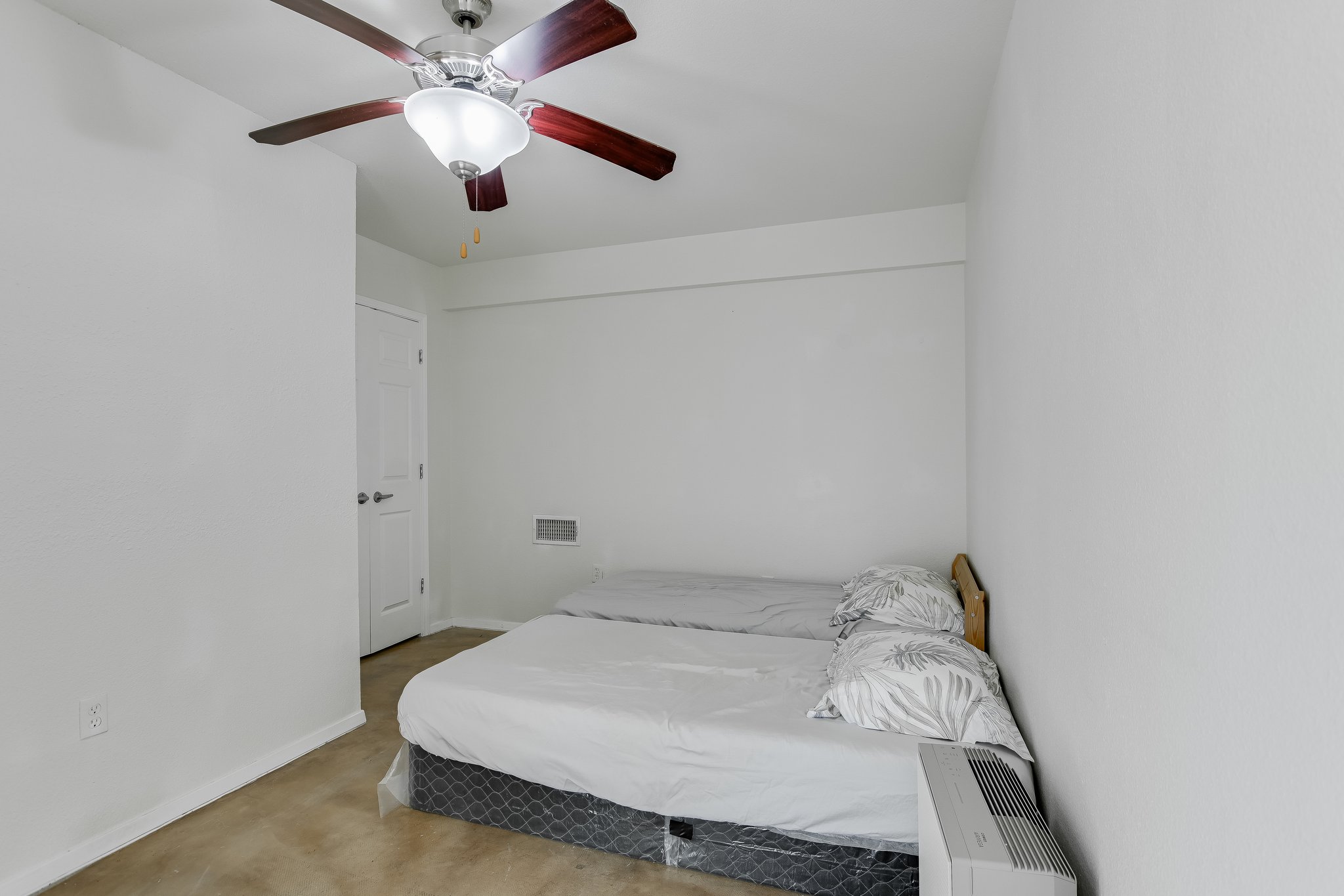 910 West 25th Street, Unit 607 Austin, TX 78705 - Photo 9 of 19 Bedroom featuring carpet flooring and ceiling fan