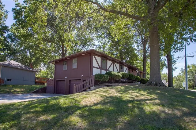 $300,000 | 308 Southwest Woods Chapel Road, Blue Springs, MO 64015