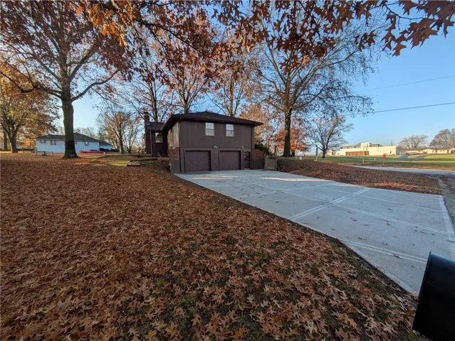 $300,000 | 308 Southwest Woods Chapel Road, Blue Springs, MO 64015