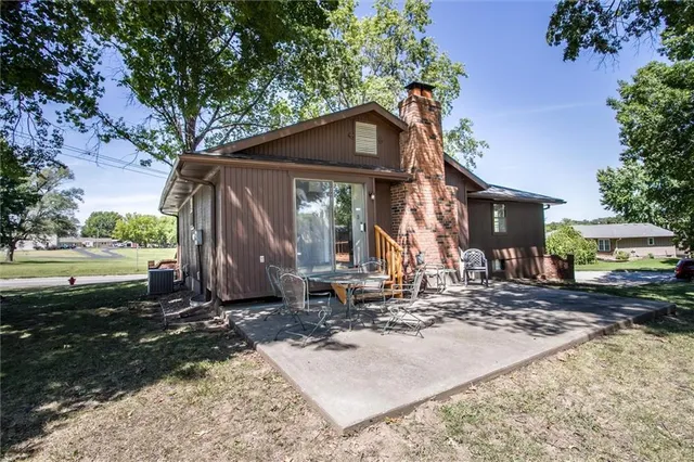 $300,000 | 308 Southwest Woods Chapel Road, Blue Springs, MO 64015