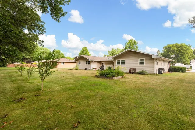 a view of a house with a yard
