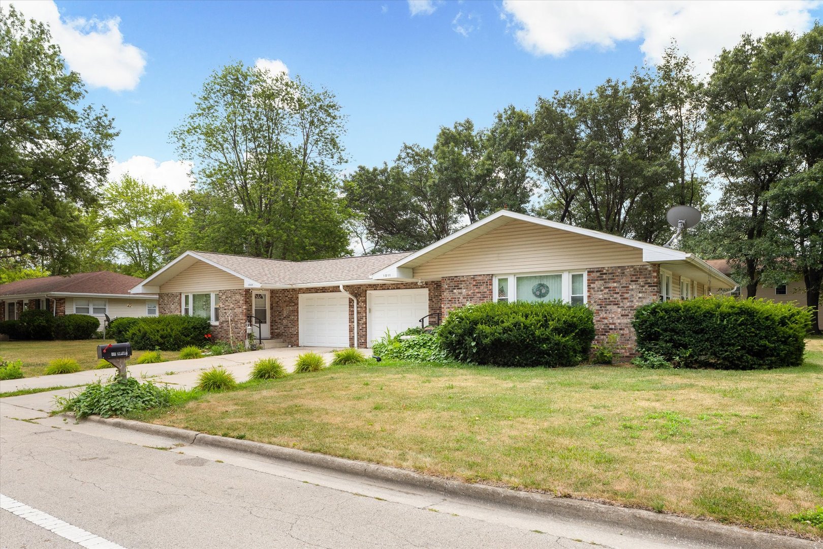 1009-1011 Dupont Avenue Morris, IL 60450 - Photo 2 of 14 a front view of a house with garden