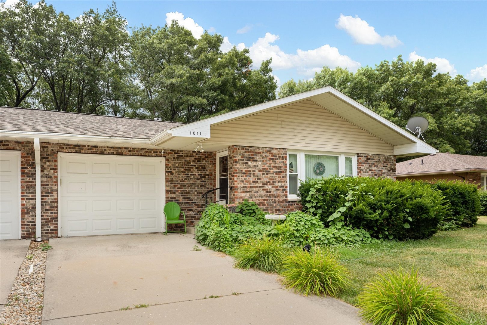 1009-1011 Dupont Avenue Morris, IL 60450 - Photo 5 of 14 a view of a white house with a yard and garage