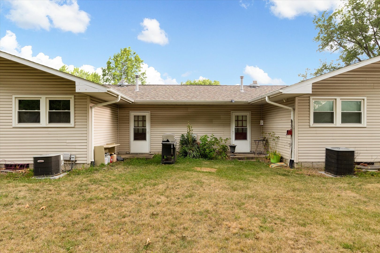 1009-1011 Dupont Avenue Morris, IL 60450 - Photo 6 of 14 a view of a house with a patio