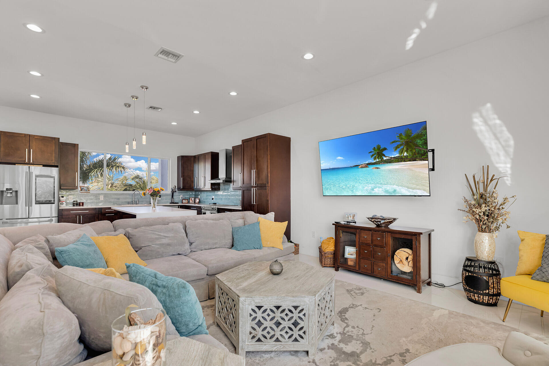 255 West Seaview Circle Duck Key, FL 33050 - Photo 5 of 51 Living Room