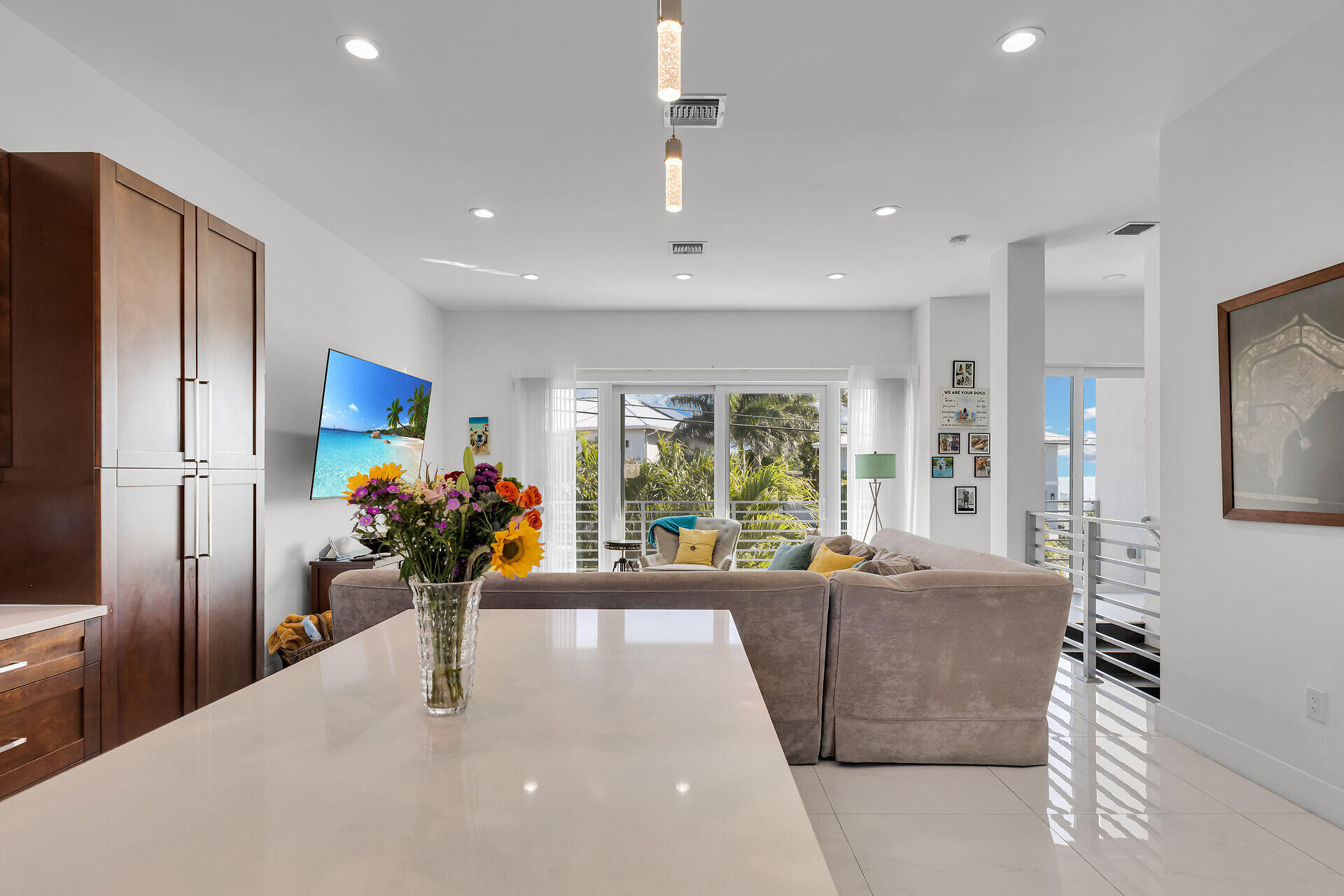 255 West Seaview Circle Duck Key, FL 33050 - Photo 10 of 51 Kitchen/Living Room