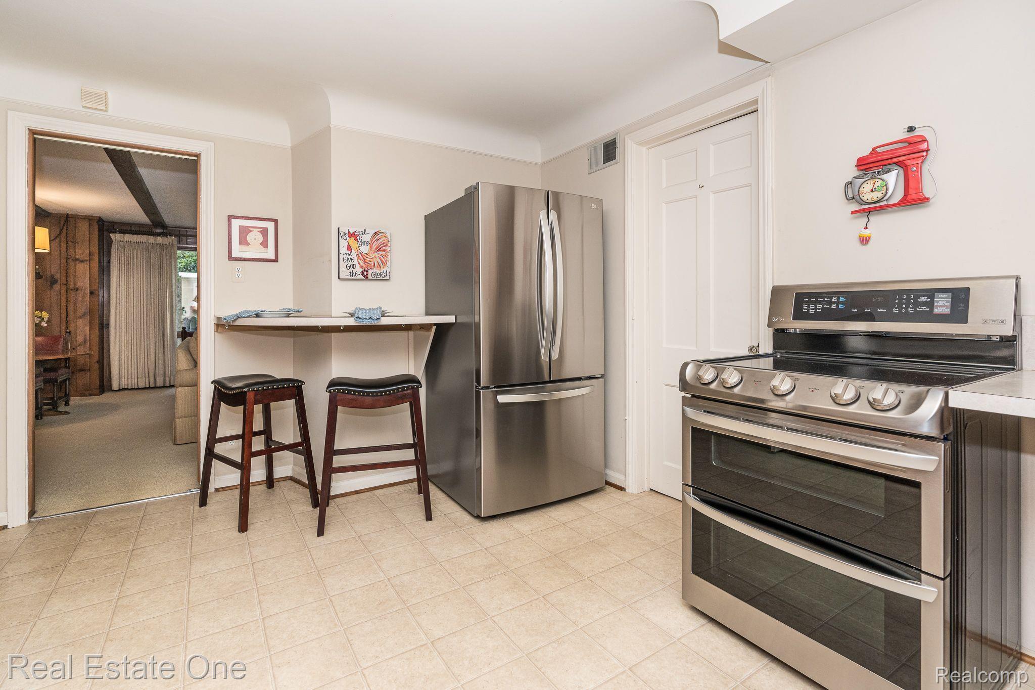 851 Peach Tree Lane Rochester, MI 48306 - Photo 38 of 60 High-Top Breakfast Bar - Stove & Ref NEW 2022