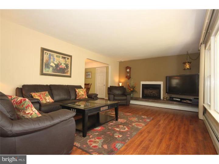 118 Hickory Road Evesham, NJ 08053 - Photo 4 of 17 Living Room