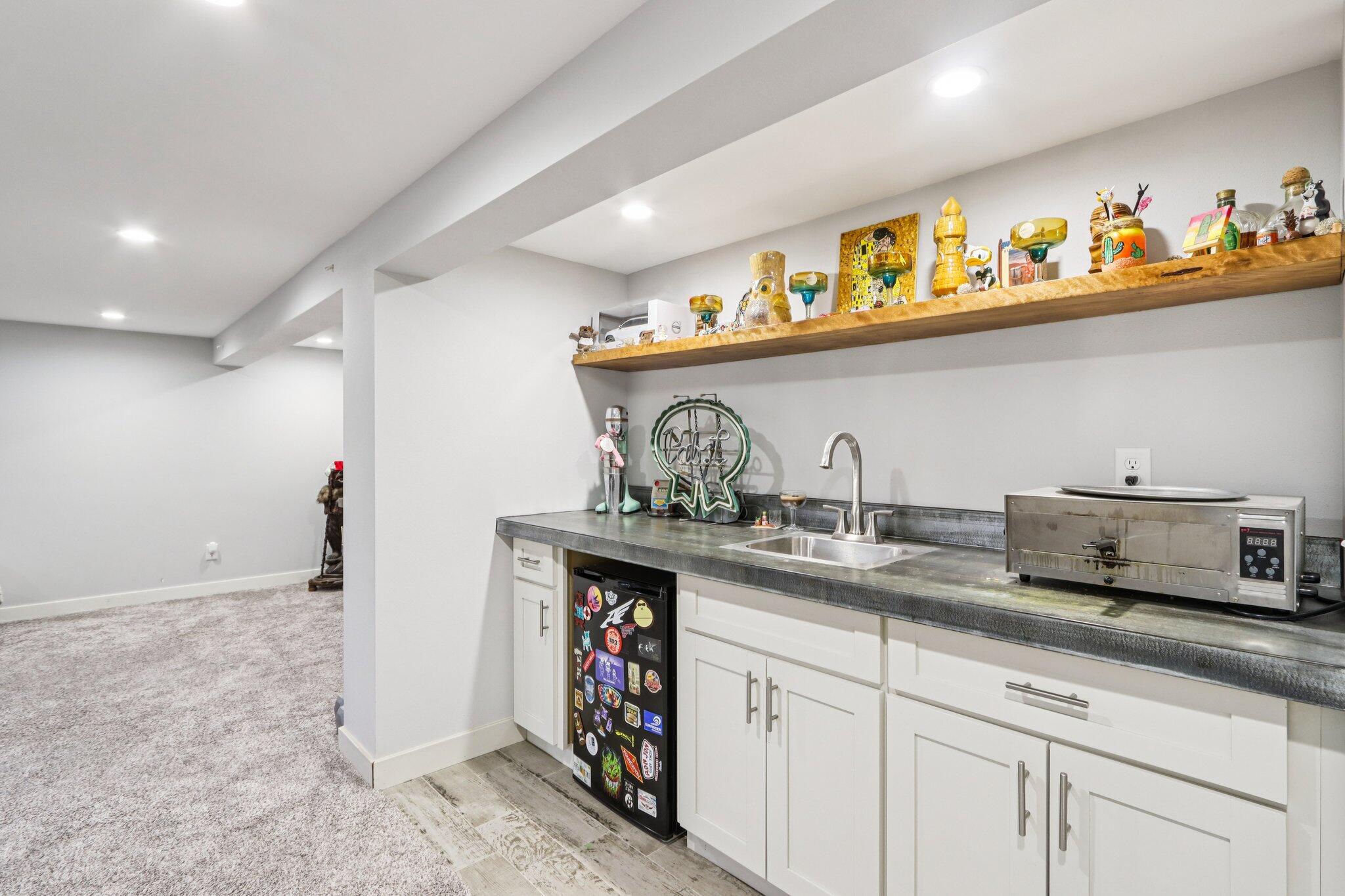4780 Meadow View East Brookfield, WI 53005 - Photo 33 of 74 Wet Bar Family room