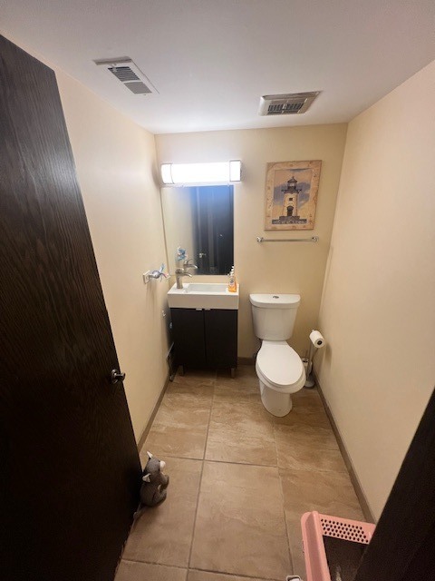 48 South Country Squire Road Palos Heights, IL 60463 - Photo 10 of 23 a bathroom with a toilet sink and mirror