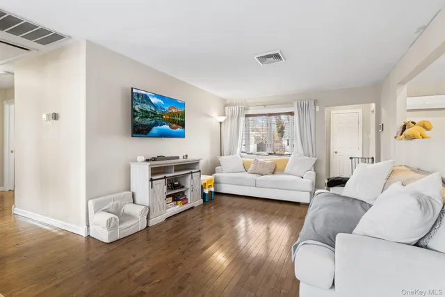 $650,000 | 40 Frankie Lane, North Babylon, NY 11703