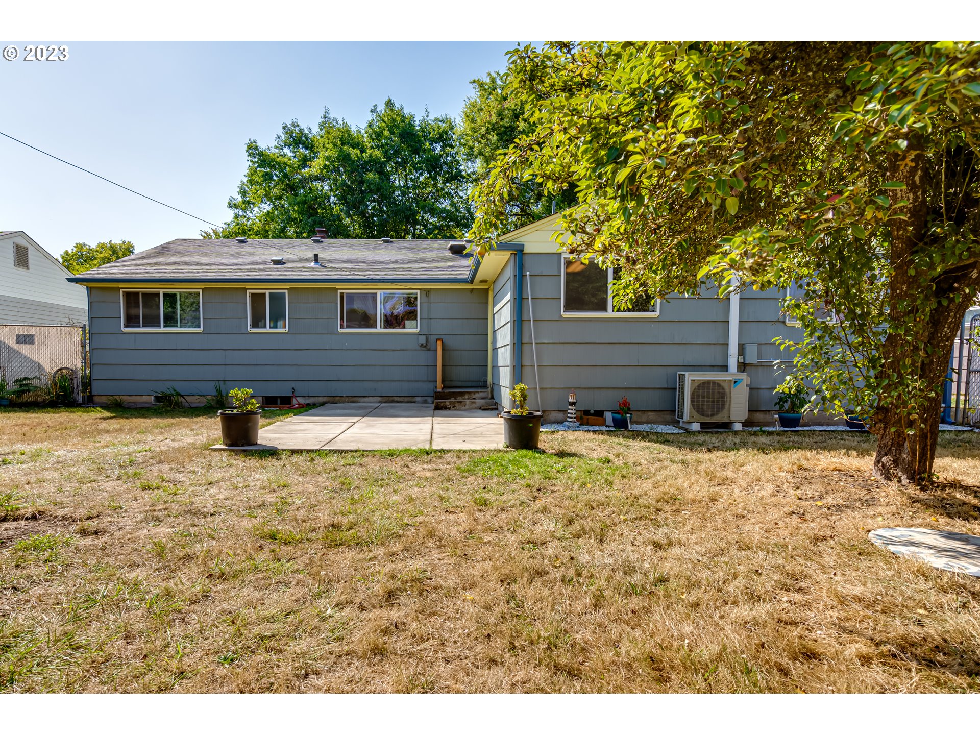 1400 I Street Springfield, OR 97477 - Photo 15 of 16 a backyard of a house