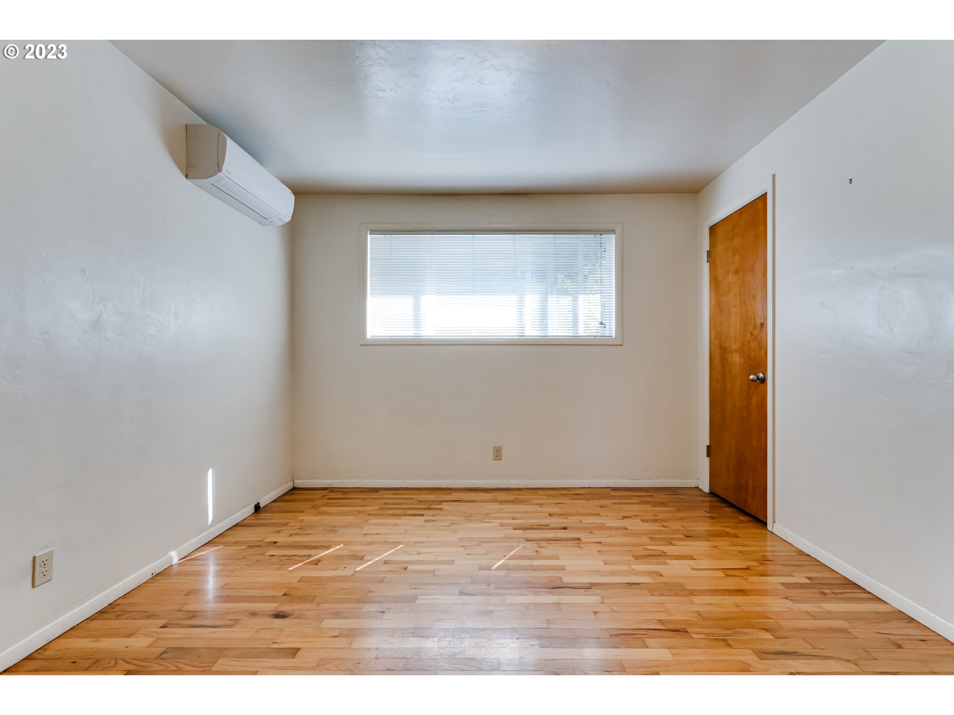 1400 I Street Springfield, OR 97477 - Photo 8 of 16 an empty room with wooden floor