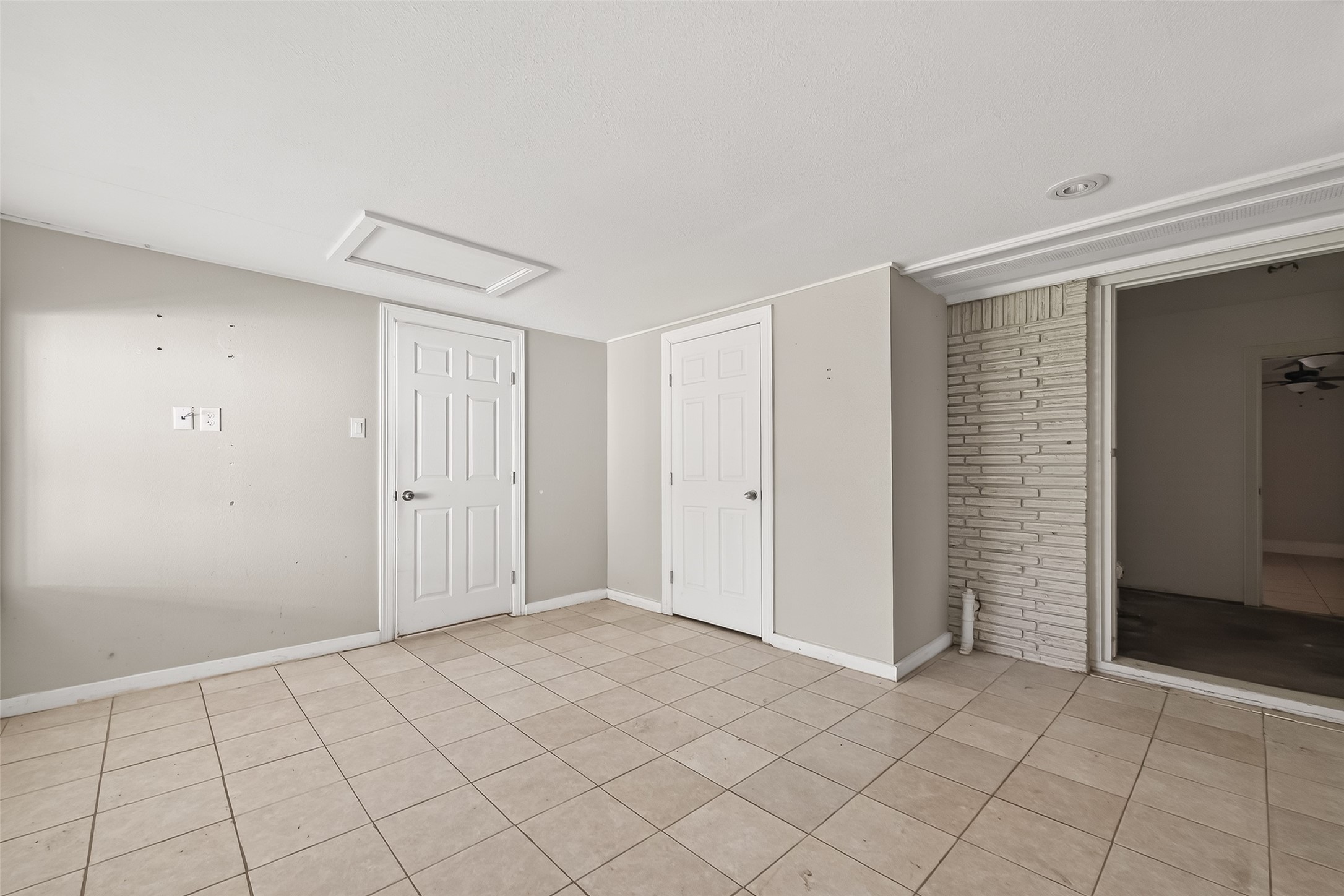 5114 West 43rd Street Houston, TX 77092 - Photo 11 of 31 a view of an empty room and window