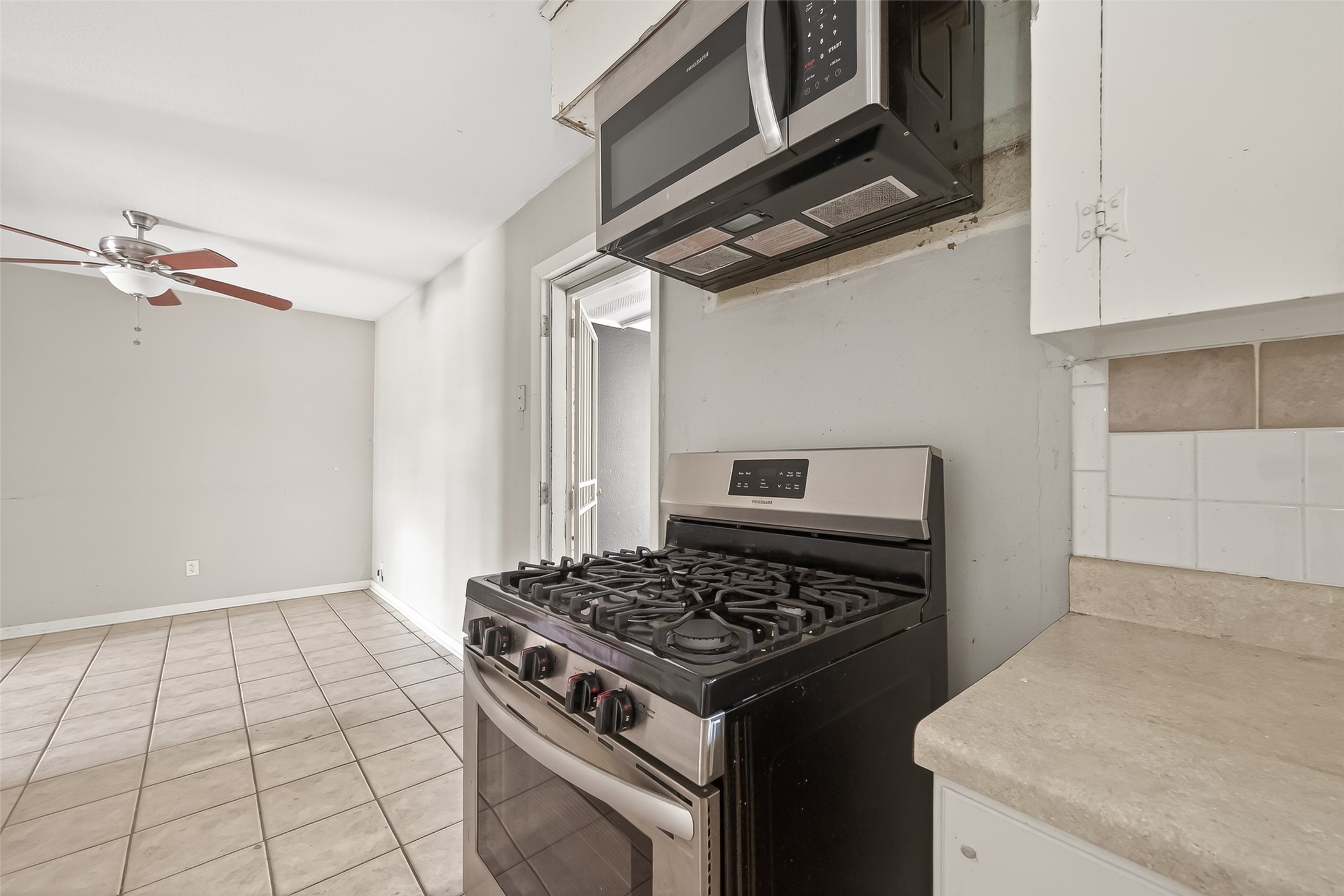 5114 West 43rd Street Houston, TX 77092 - Photo 20 of 31 a kitchen with a stove and a microwave