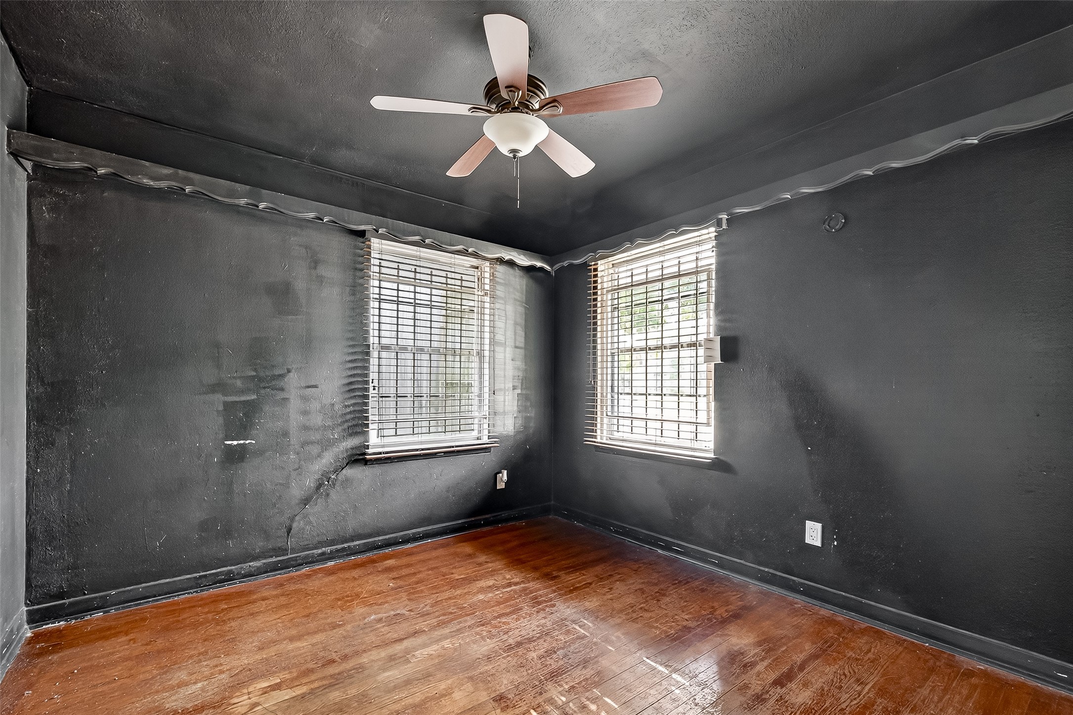 5114 West 43rd Street Houston, TX 77092 - Photo 24 of 31 a view of an empty room with a window
