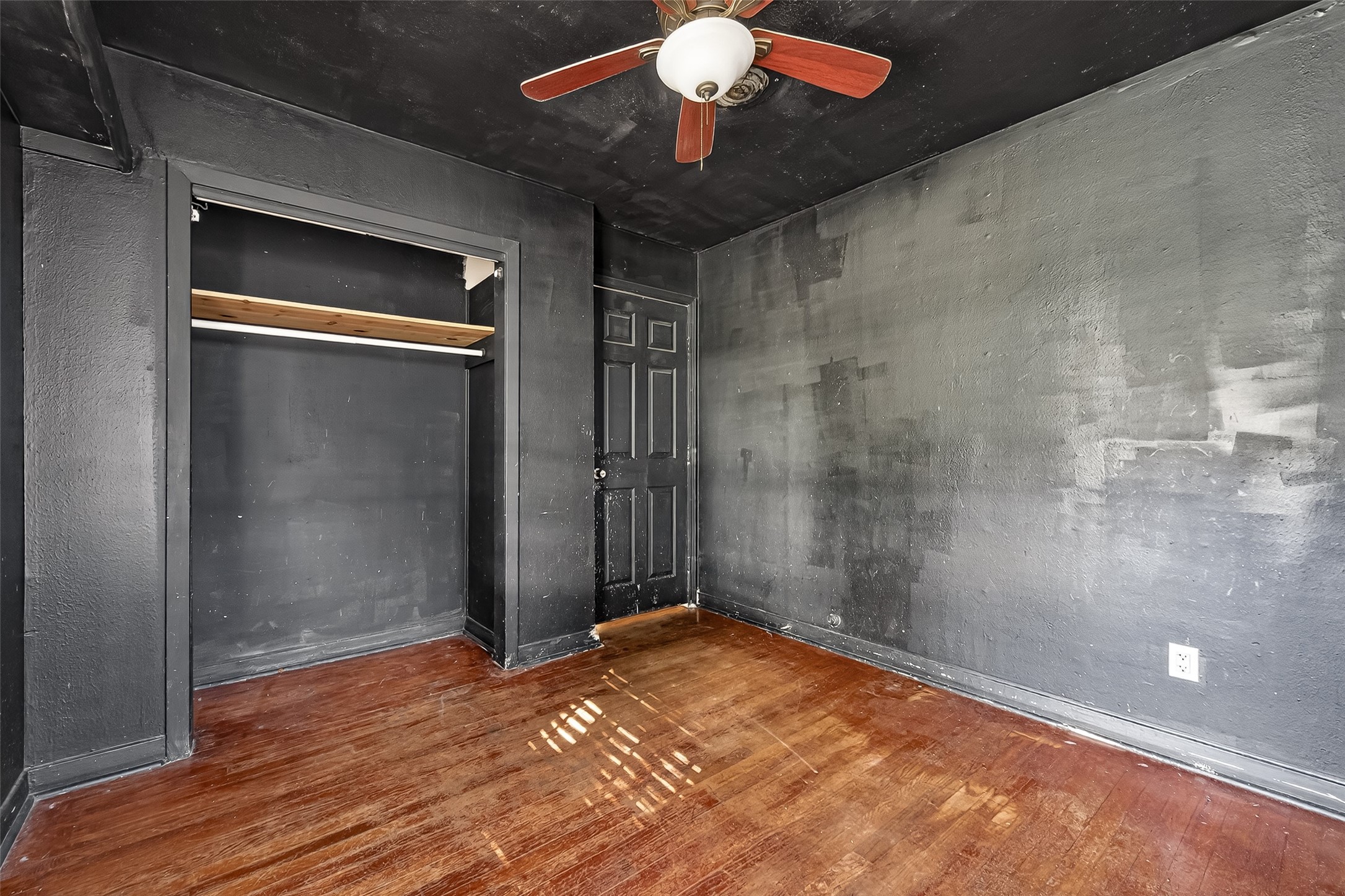 5114 West 43rd Street Houston, TX 77092 - Photo 25 of 31 a view of a livingroom with a chandelier fan