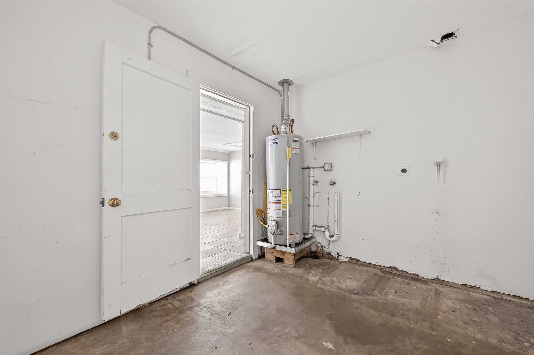 5114 West 43rd Street Houston, TX 77092 - Photo 29 of 31 a view of a room with gym equipment