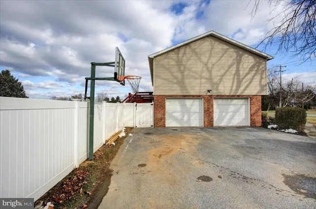 a view of a house with a backyard