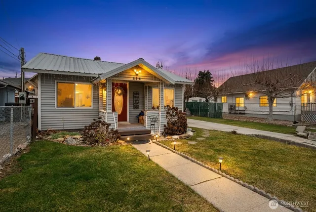 a view of a house with backyard and sitting area