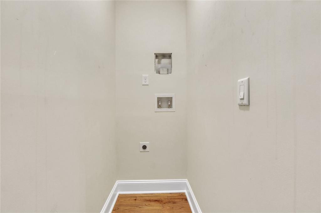 998 Mayson Turner Road Northwest, Unit A Atlanta, GA 30314 - Photo 23 of 26 a bathroom with a window