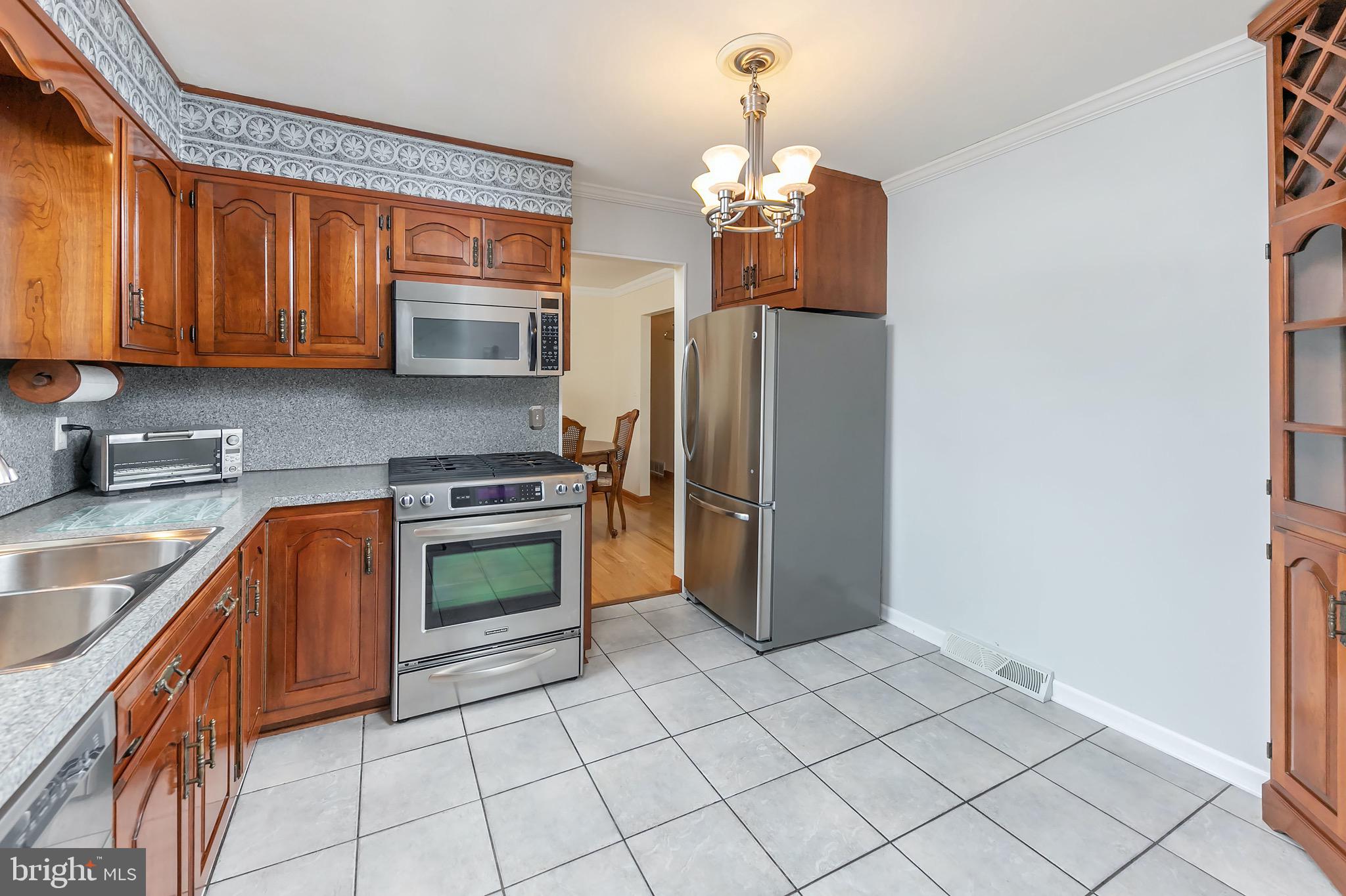 984 Karls Road Vineland, NJ 08361 - Photo 4 of 16 Kitchen with Stainless Steel Appliances