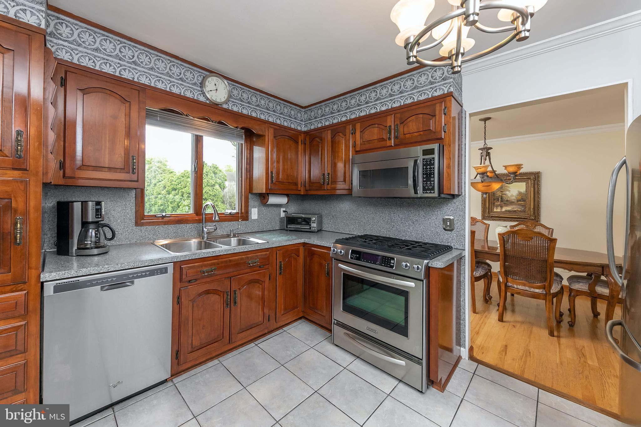 984 Karls Road Vineland, NJ 08361 - Photo 5 of 16 Kitchen with Stainless Steel Appliances