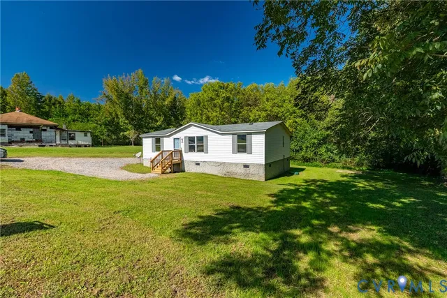 a view of a house with a backyard