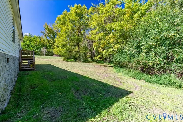 a view of a back yard