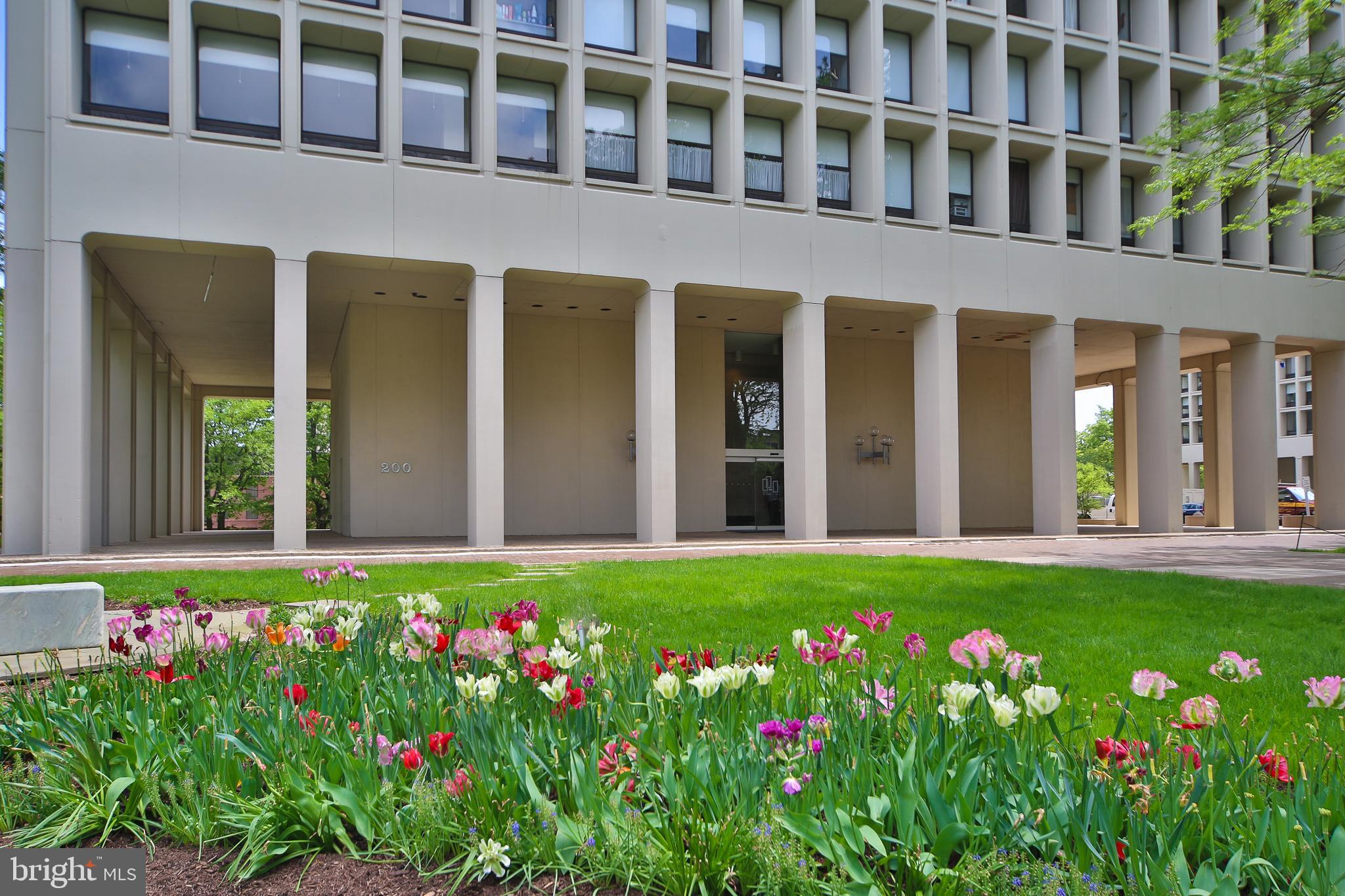200 Locust Street, Unit 27FN Philadelphia, PA 19106 - Photo 2 of 48 front view of a building