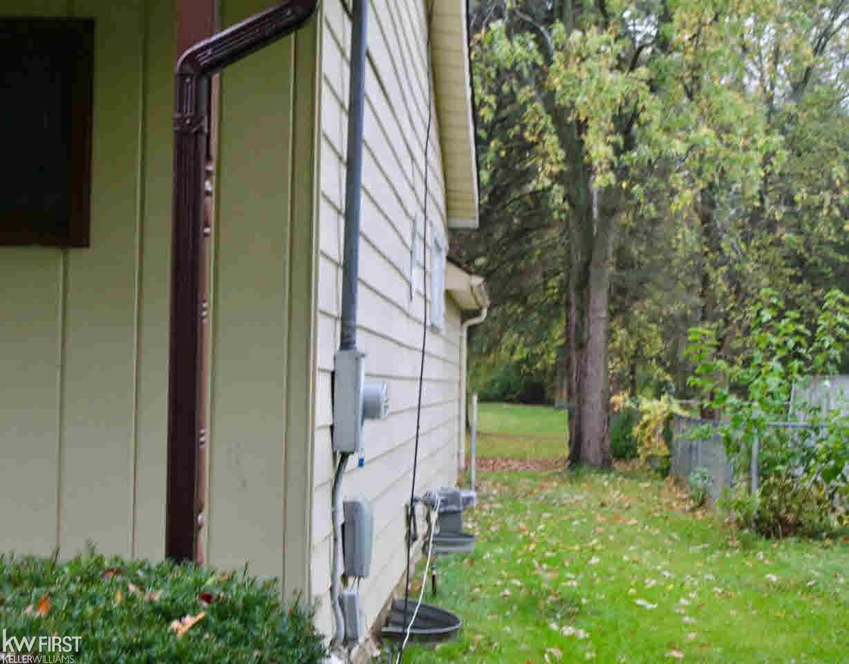 1044 Adams Road Burton, MI 48509 - Photo 25 of 27 21383423-24.JPG