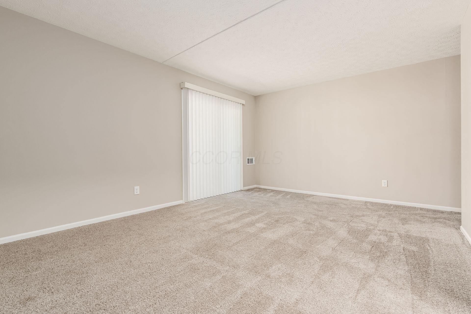 3939 Karl Road, Unit 222 Columbus, OH 43224 - Photo 4 of 31 Living Room