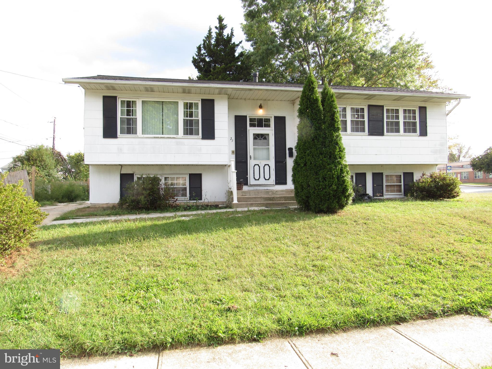25 Glyn Drive Newark, DE 19713 - Photo 2 of 5 a front view of a house with a yard