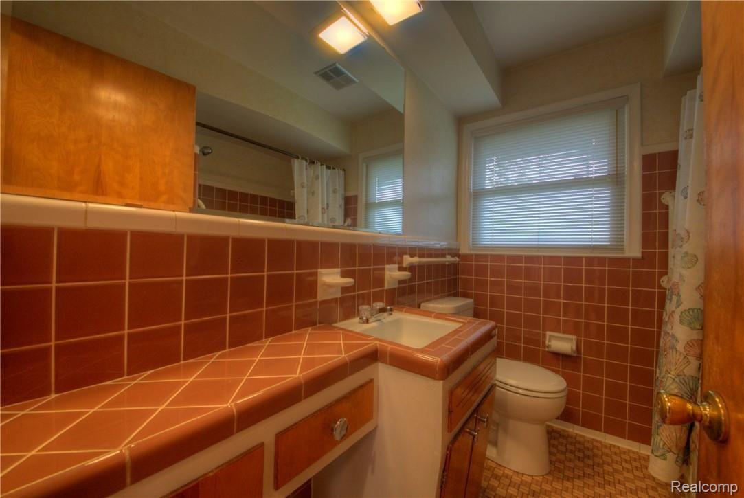 9722 Farmington Road Livonia, MI 48150 - Photo 21 of 33 19 Full Bath.jpg