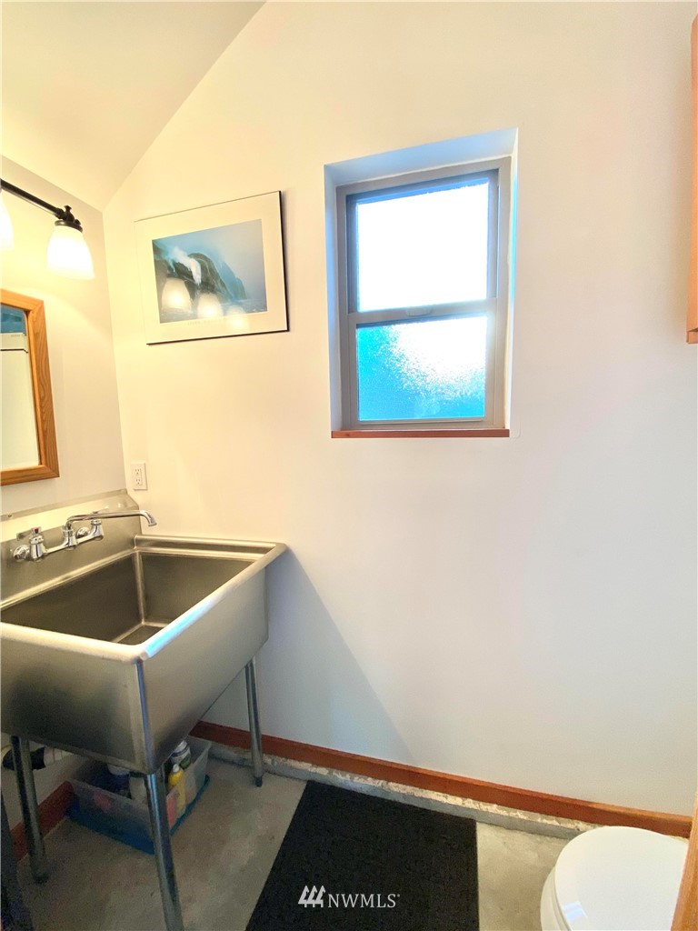 4760 Mission Road Bellingham, WA 98226 - Photo 30 of 40 a bath room with a chair and a window