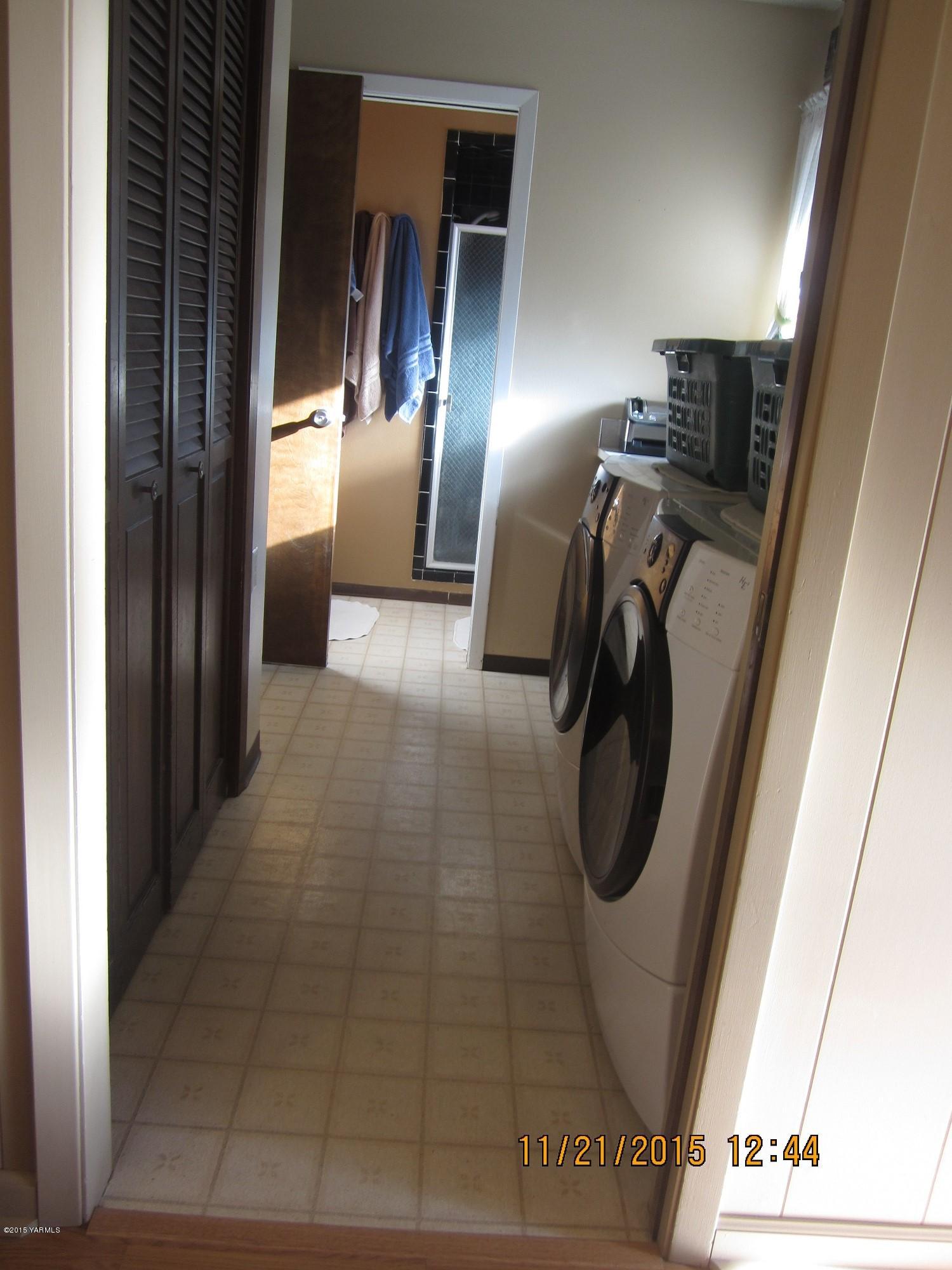 8002 Rutherford Road Yakima, WA 98903 - Photo 11 of 16 Laundry