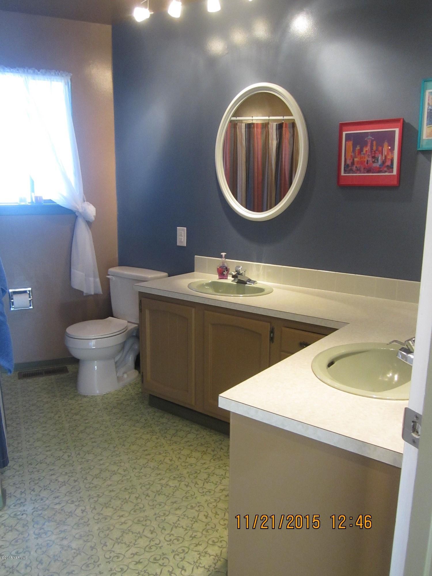 8002 Rutherford Road Yakima, WA 98903 - Photo 12 of 16 Main bath