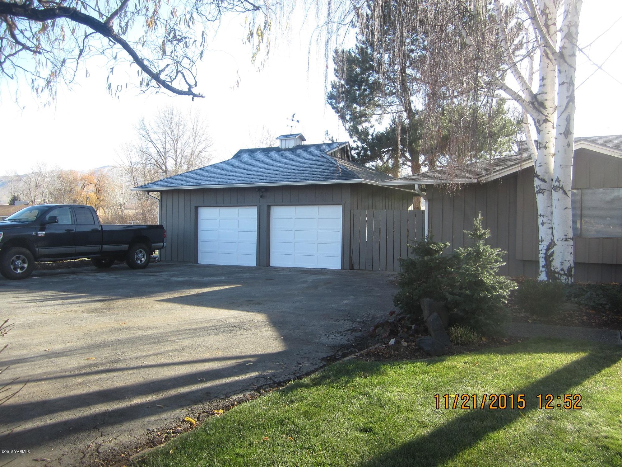 8002 Rutherford Road Yakima, WA 98903 - Photo 15 of 16 garage