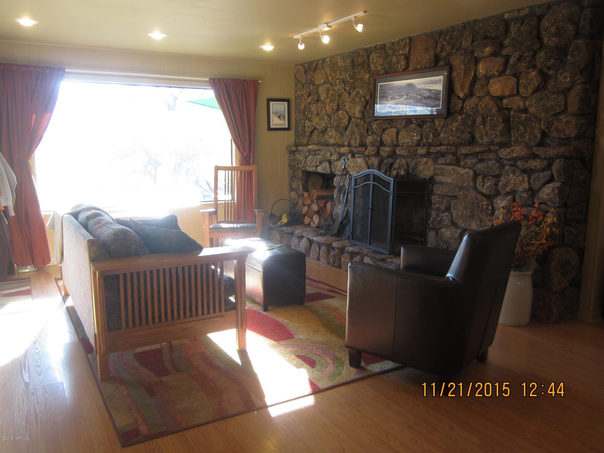 8002 Rutherford Road Yakima, WA 98903 - Photo 8 of 16 Family room