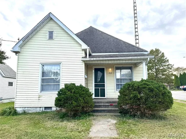 $65,000 | 212 West Helen Avenue, Christopher, IL 62822