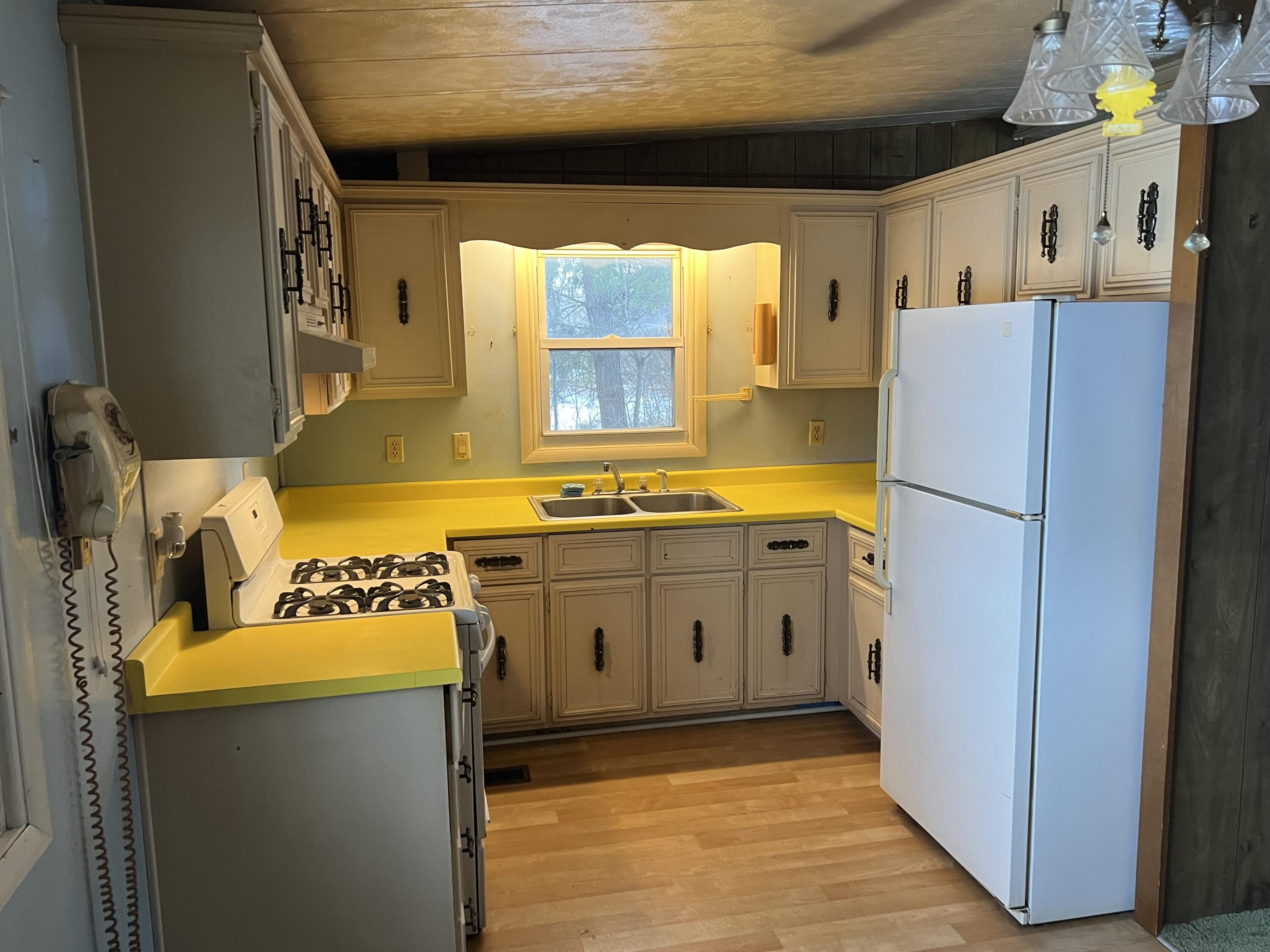 12880 Jordan Road Saline, MI 48176 - Photo 10 of 32 kitchen
