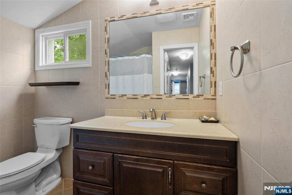 1759 Lilbet Road Teaneck, NJ 07666 - Photo 17 of 41