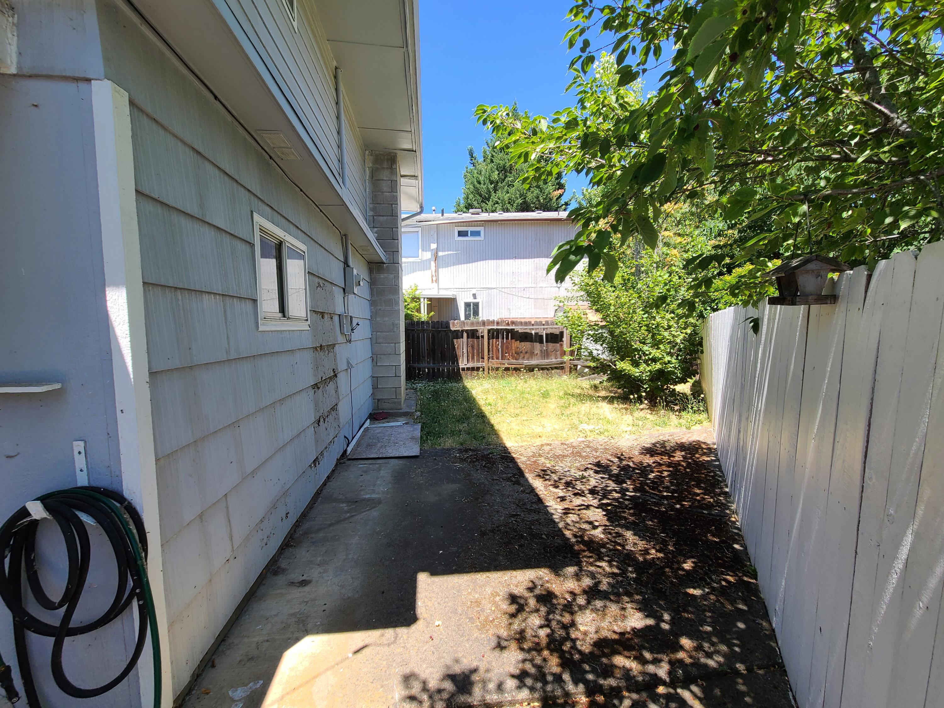 422 North 1st Street Central Point, OR 97502 - Photo 15 of 18 16