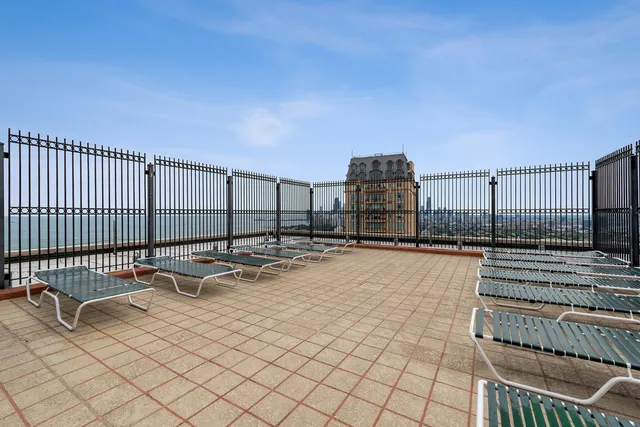 $2,100 | 2626 North Lakeview Avenue, Unit 1409, Chicago, IL 60614
