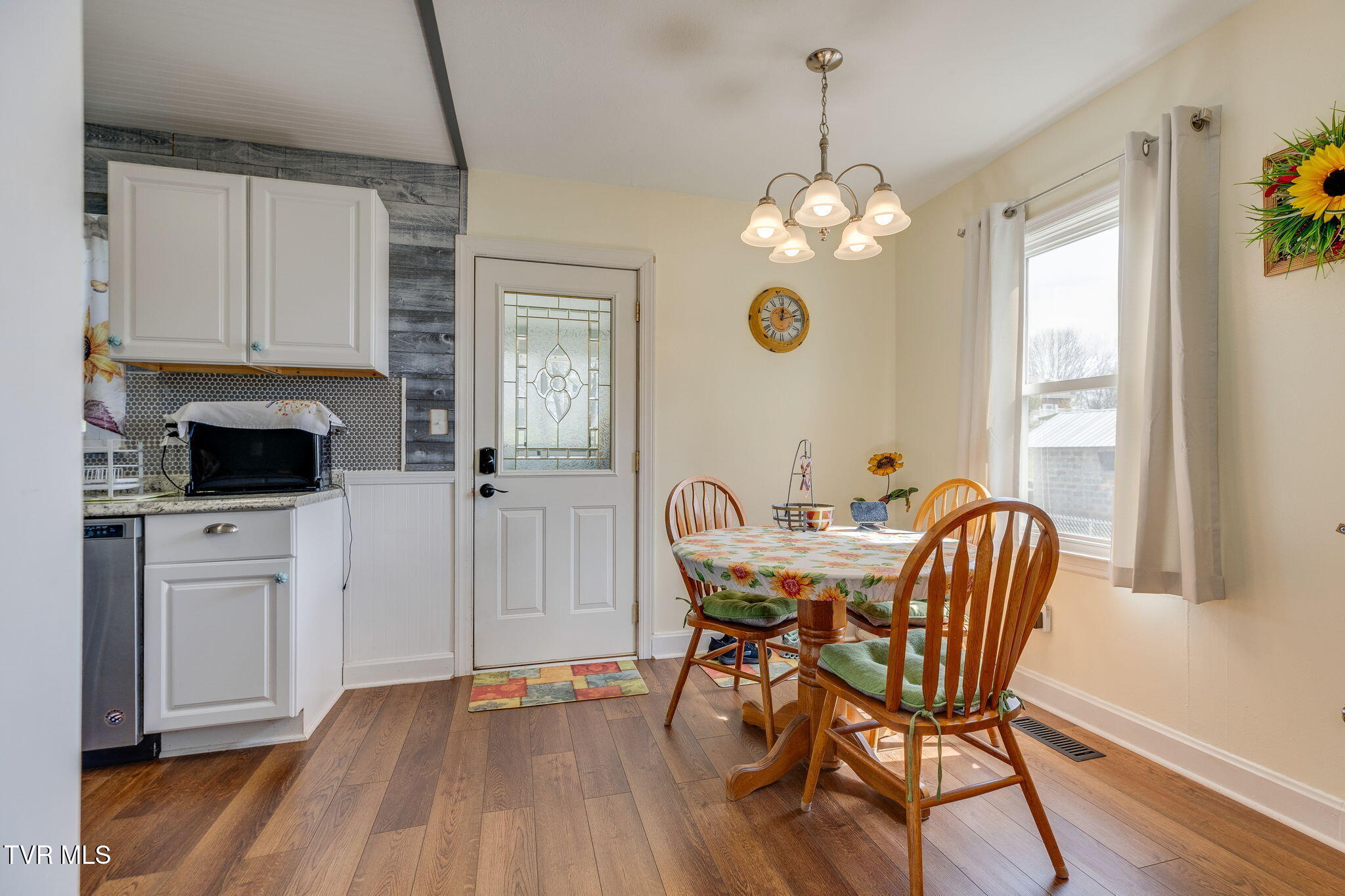 1211 Weaver Pike Bristol, TN 37620 - Photo 6 of 25 006